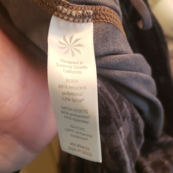 Athleta Gray Camo Capris Size XS - Picture 7 of 8